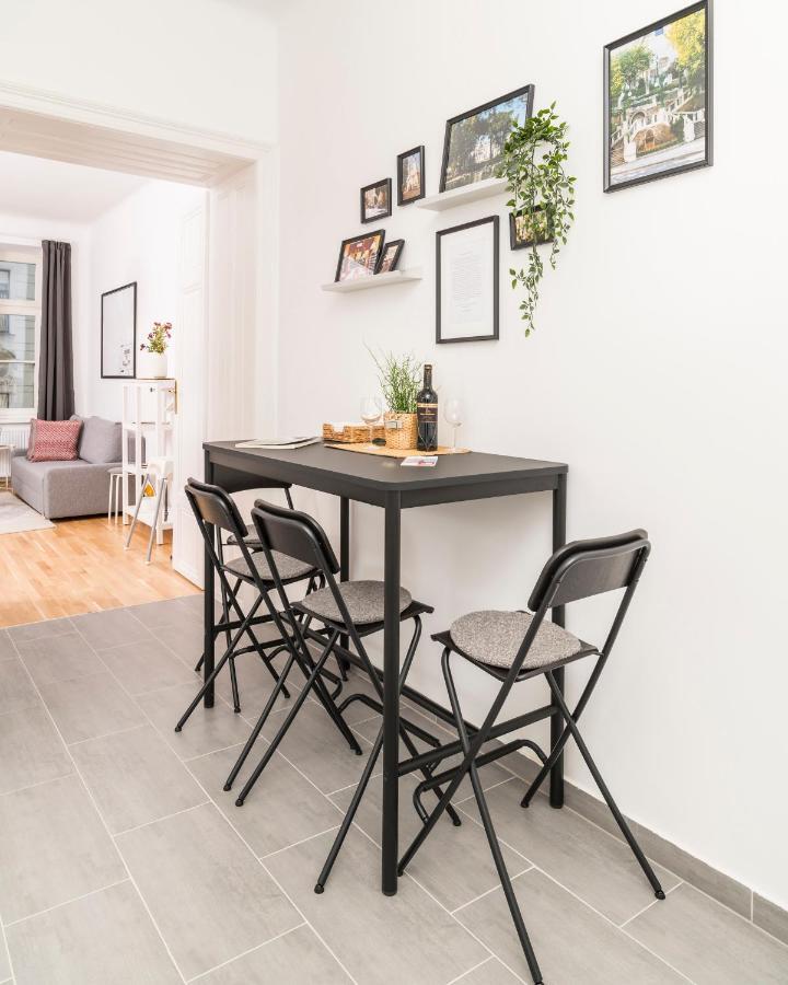 Sigmund Freud Lounge Apartment *