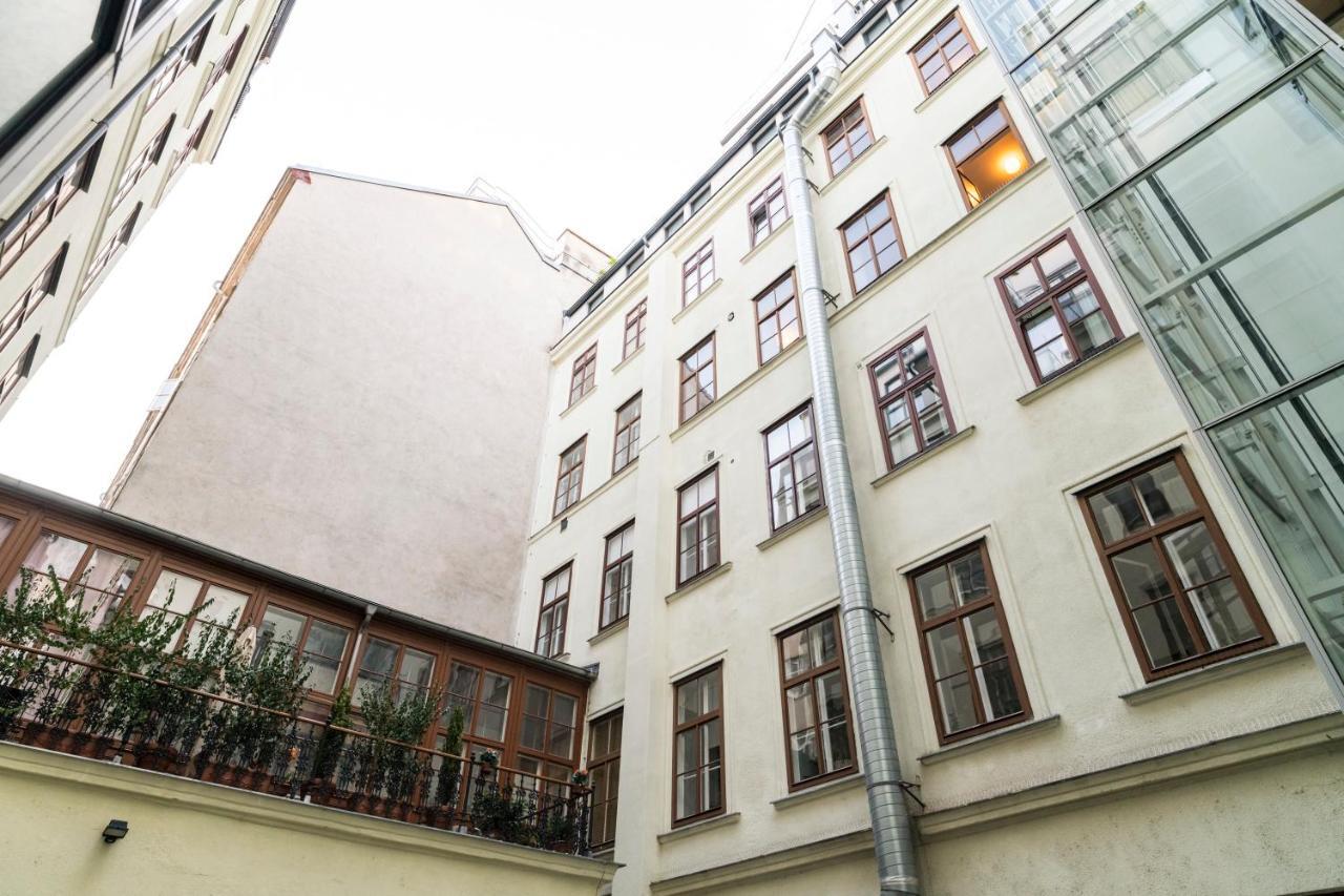 Sigmund Freud Lounge