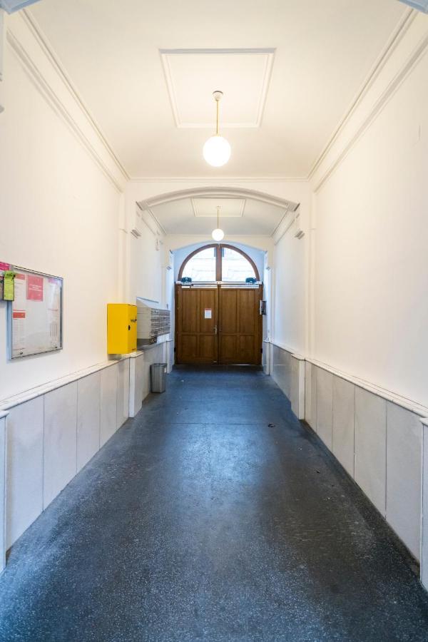 Sigmund Freud Lounge Apartment
